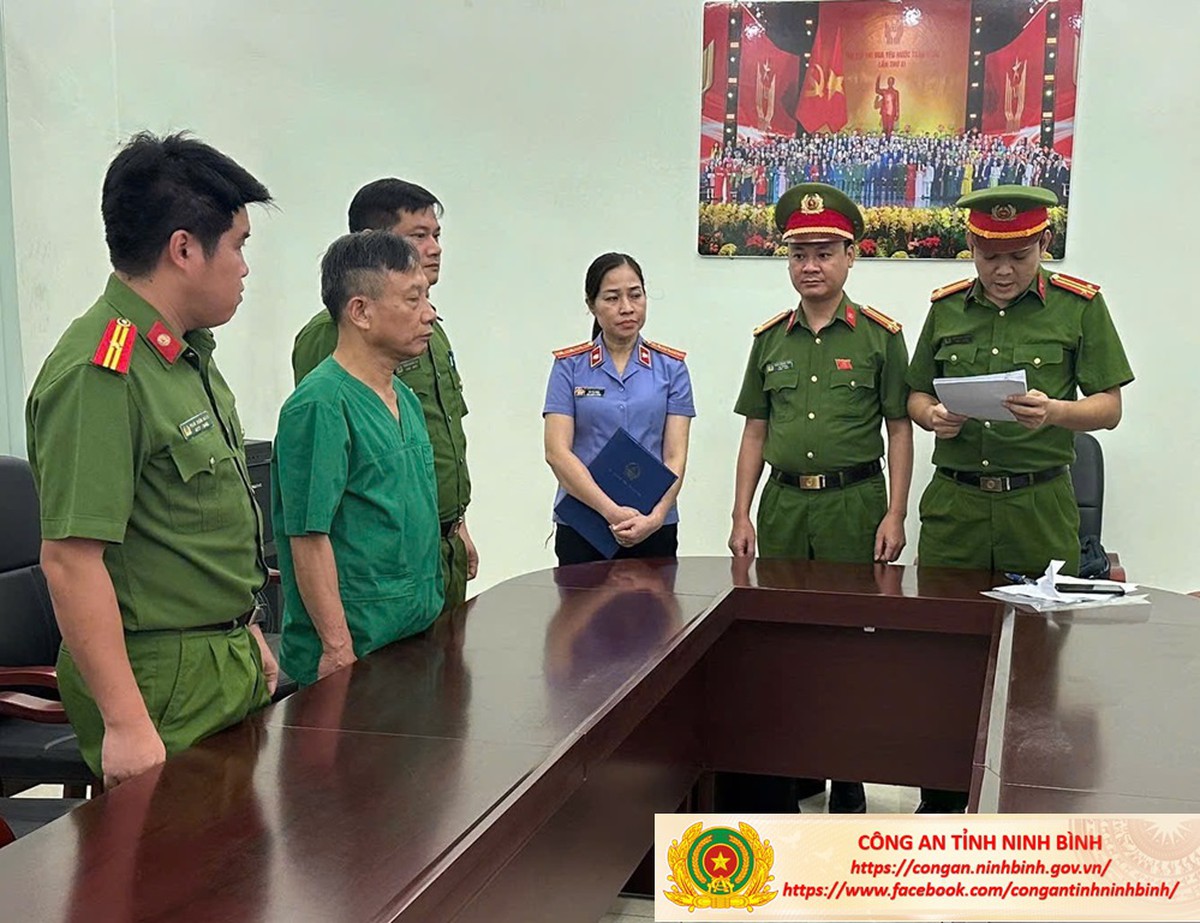 Khởi tố giám đốc bệnh viện Vũ Văn Trình SN 1956 và bác sĩ Tạ Minh Vương SN 1992