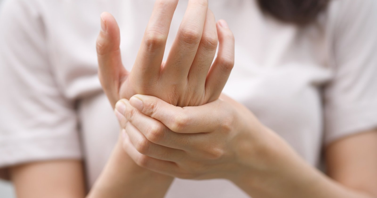 Người phụ nữ 30 tuổi bị sưng, đau khớp không rõ nguyên nhân, đi khám bác sĩ phát hiện điều gây sốc: Loại gia vị có trong căn bếp mọi gia đình là nguyên nhân!