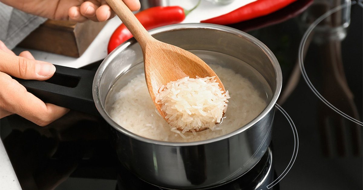 Nấu cơm bằng nước nóng hay nước nguội mới ngon và giàu dinh dưỡng hơn?