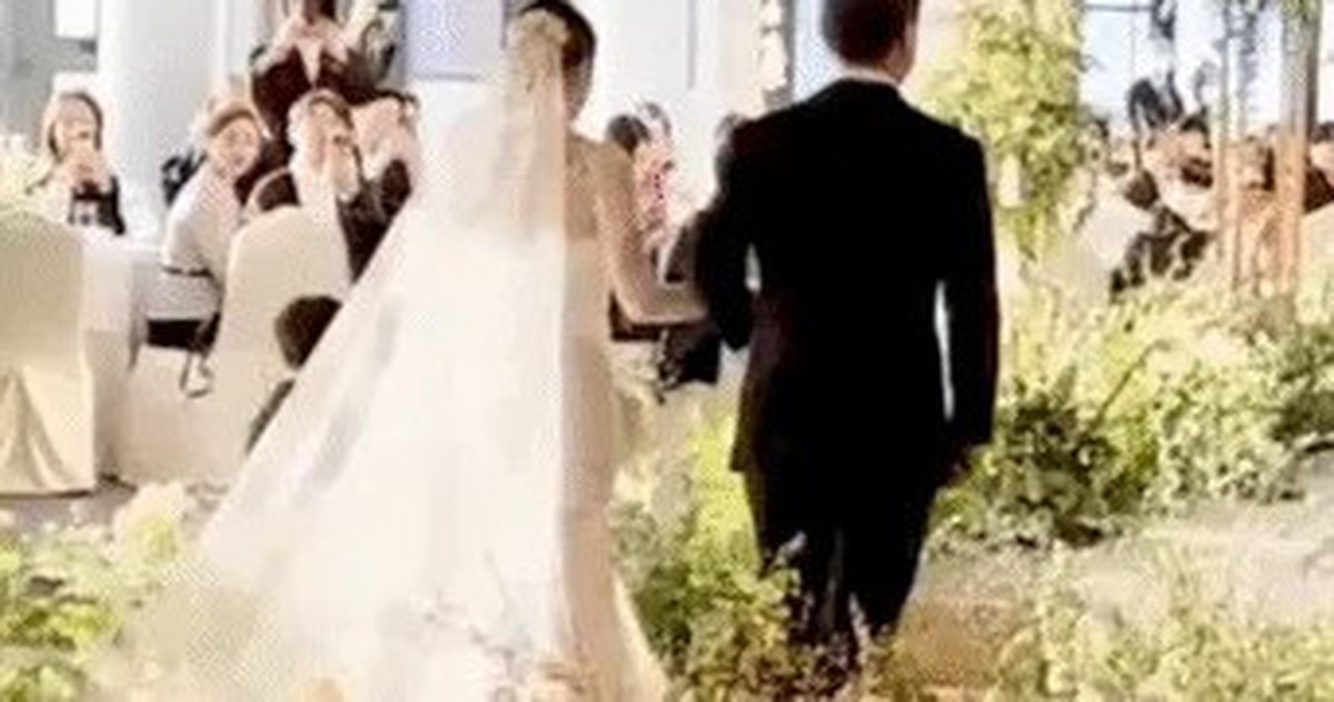 Nữ ca sĩ bị chồng doanh nhân “đá” sau nửa năm cưới: Hết sạch tiền, giấu bố lén mang vàng đi bán để sống qua ngày