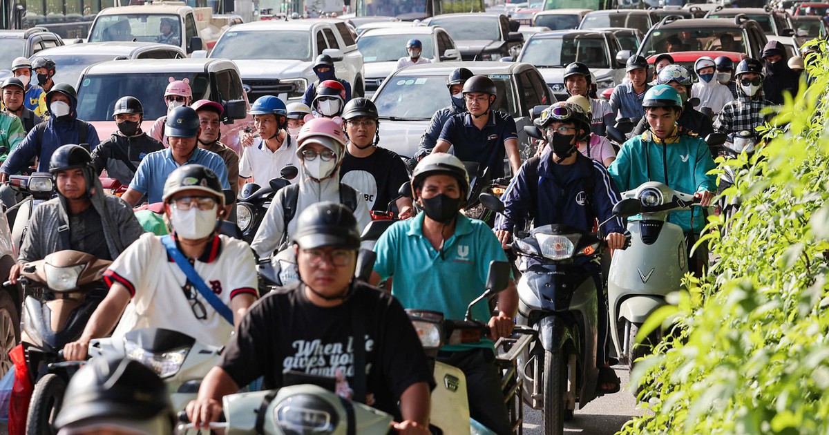 Rời Hà Nội trước giờ tan tầm, người dân vẫn "dính" tắc đường trước kỳ nghỉ 2/9