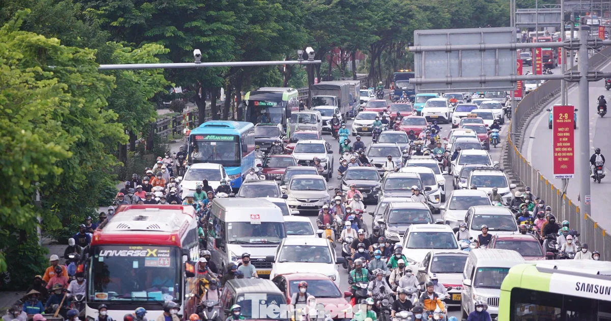 Dòng xe nhích từng mét rời Hà Nội