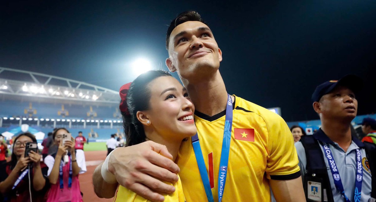 Lê Giang Patrik không nói yêu MC Hoàng Oanh nhưng mọi hành động đều là yêu trước hàng ngàn người ở sân Mỹ Đình