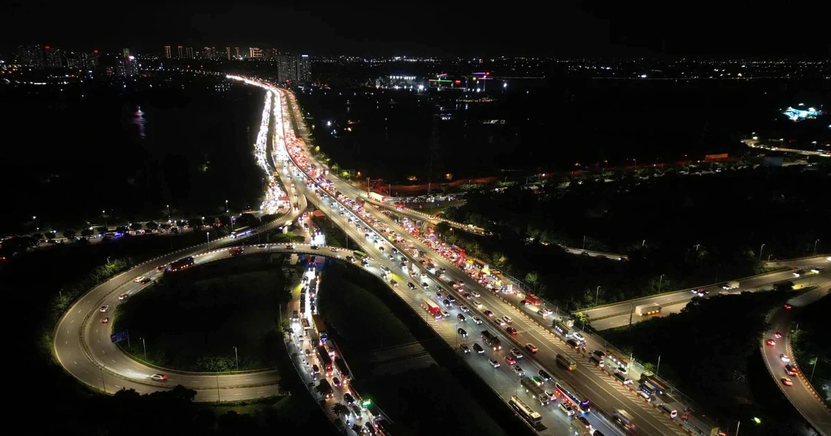 Đêm 28/8, dòng xe rời Hà Nội vẫn nối dài ở cửa ngõ phía Nam