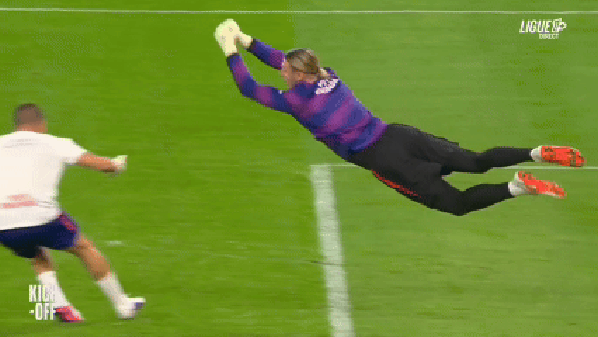 Thủ môn của PSG ngất xỉu sau khi va chạm với HLV
