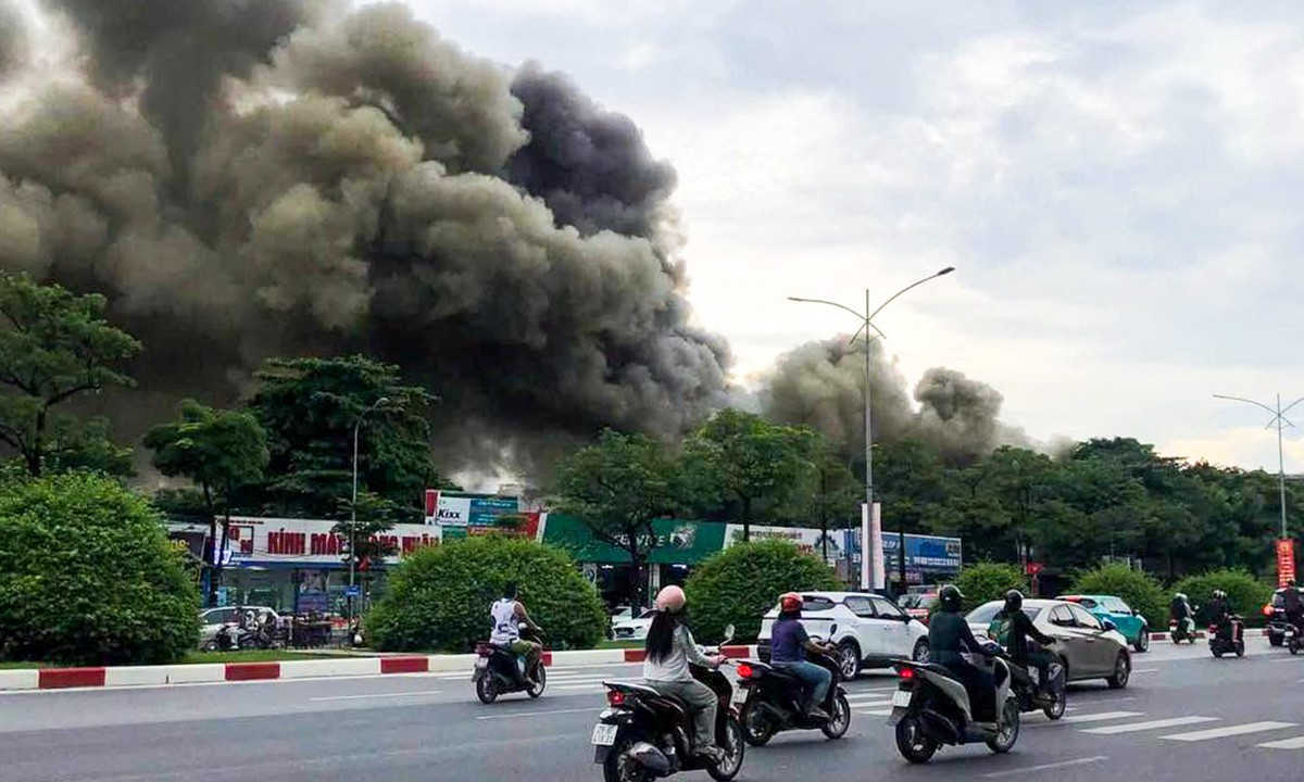 Hiện trường cháy xưởng sửa chữa ô tô, cuồn cuộn khói đen trùm khu vực