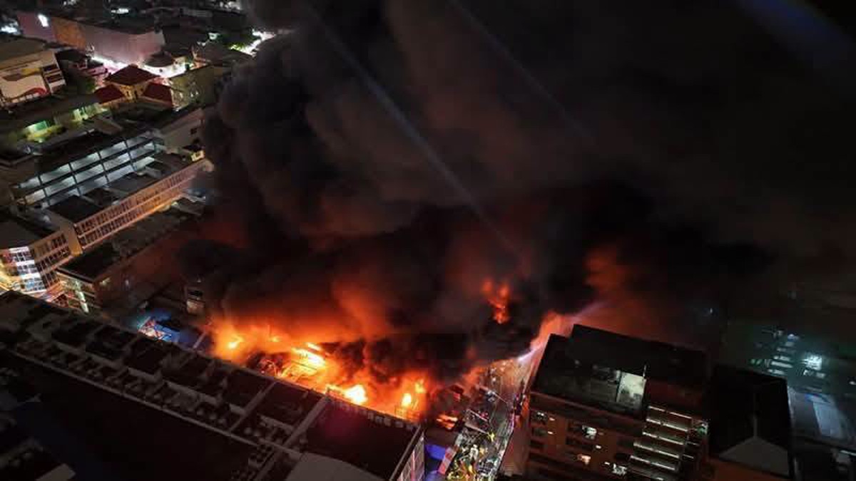 Trung tâm mua sắm nổi tiếng Bangkok (Thái Lan) cháy ngùn ngụt giữa đêm: 11 người bị thương, toà nhà biến dạng