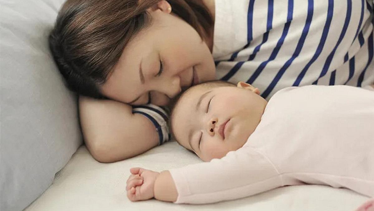 Trẻ “ngủ cùng mẹ” và “không ngủ cùng mẹ”: Chưa cần đợi lớn lên, khác biệt đã vô cùng rõ rệt