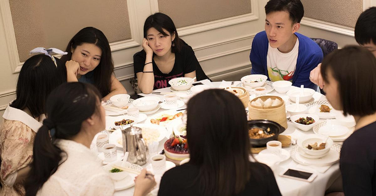 Đi họp lớp ai cũng gọi tôm hùm bào ngư, hóa đơn 72 triệu không sốc bằng “phí chụp ảnh”: Con số trên trời hé lộ sự thật buồn