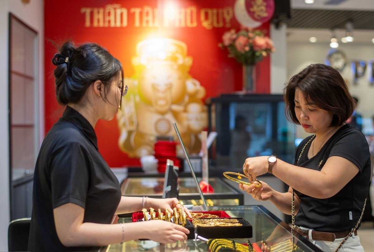 Giá vàng hôm nay 30/8: Đi ngang ở ngưỡng thấp