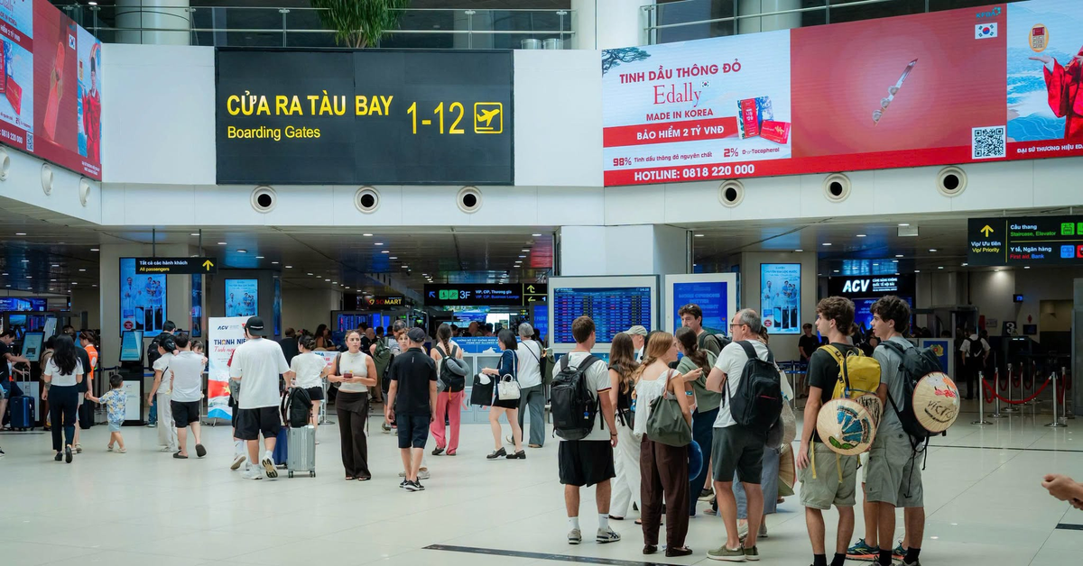 Cảnh tượng ngay lúc này tại sân bay Nội Bài