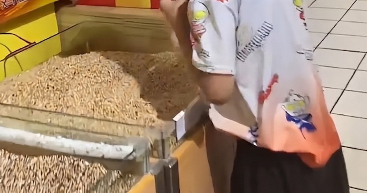 Bức ảnh chụp trong siêu thị khiến nhiều người lắc đầu ngán ngẩm: Con đáng trách 1, cha mẹ đáng trách 10