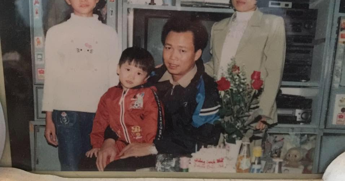 Cậu bé quê Hải Phòng bẽn lẽn ngồi trong tay bố, 20 năm sau thành “nhà vua” không ngai của bóng đá Đông Nam Á