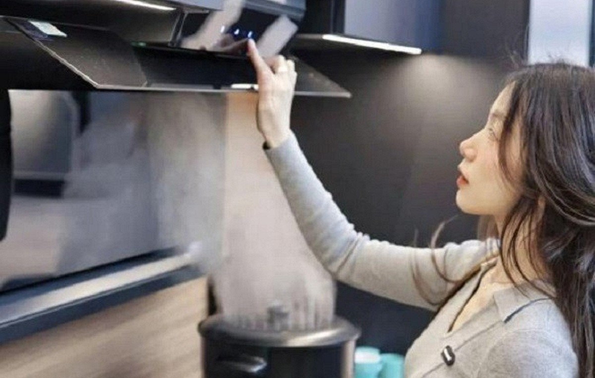 Nên đóng hay mở cửa khi dùng máy hút mùi?