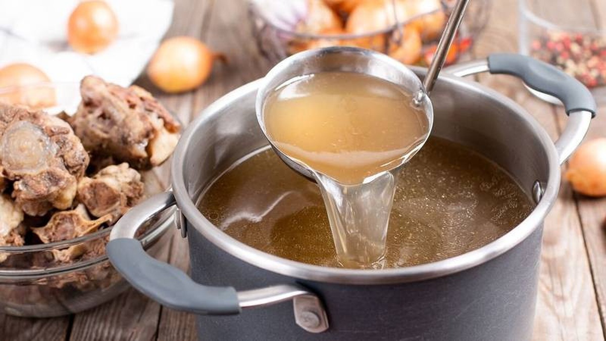 Lý do không nên cho muối ngay từ đầu khi hầm xương