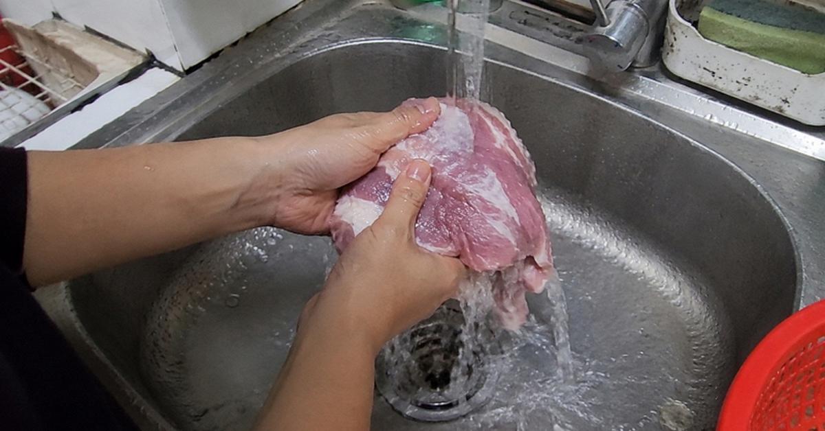 Vì sao nhiều người không bao giờ rửa thịt trước khi nấu?