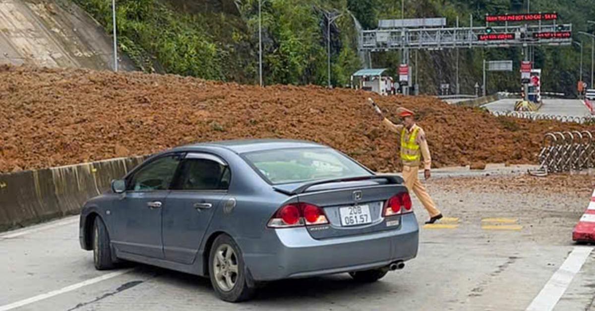 Khoảnh khắc đất đá tràn xuống đường dẫn cầu Móng Sến ở Lào Cai