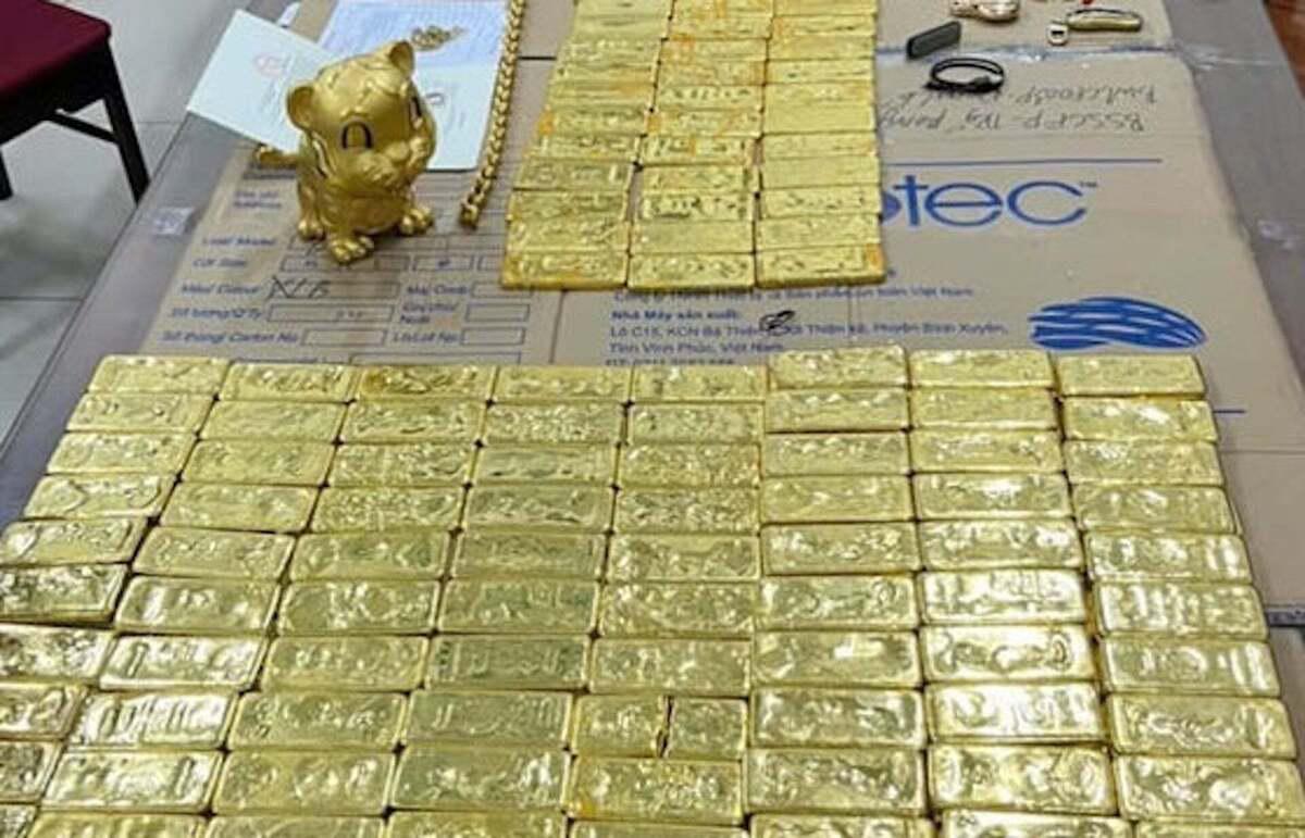 Hàng trăm miếng vàng thu giữ tại nhà bạn gái Mr Pips định giá hơn 222 tỷ đồng