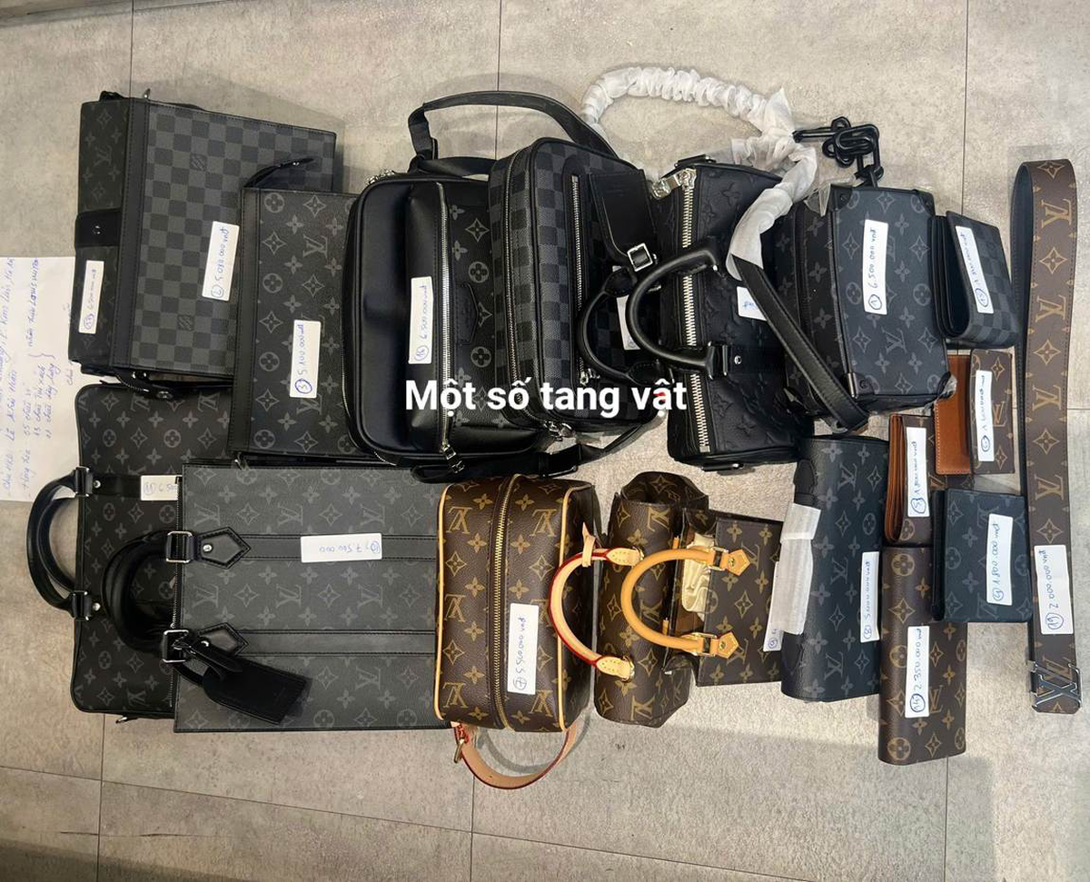 Phát hiện cửa hàng bày bán 9 sản phẩm mang nhãn hiệu Louis Vuitton và 5 sản phẩm mang nhãn hiệu Gucci, 2 chủ shop SN 2004 ở Hà Nội bị công an điều tra