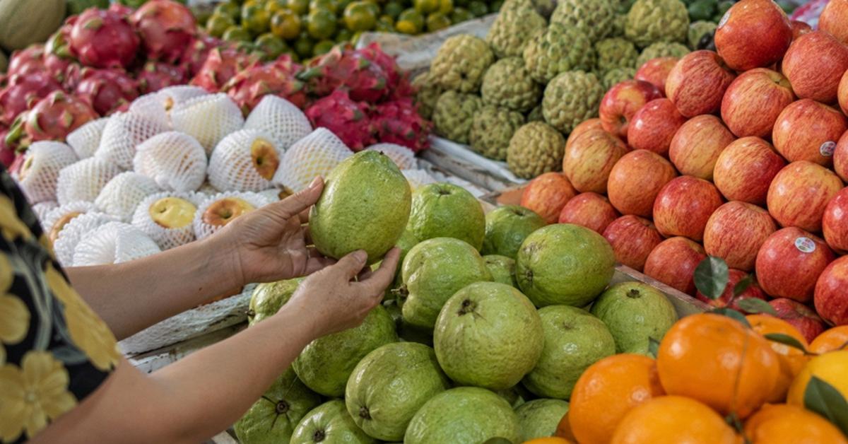 Người bán trái cây tiết lộ: Khách thường chọn quả to, người trong nghề lại kiểm tra 5 chi tiết này trước