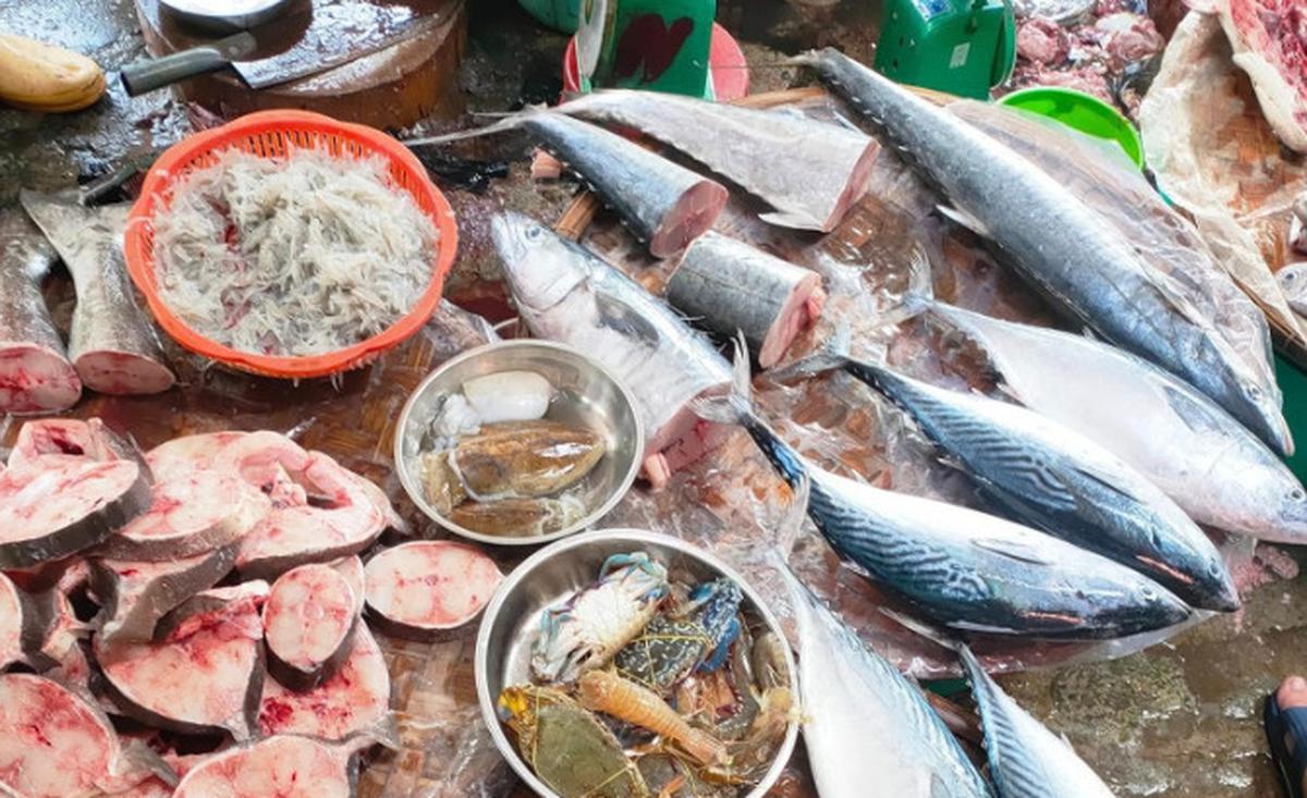 Người bán cá nói thật: Khách thường chọn con to, người trong nghề lại nhìn vào 5 dấu hiệu này trước