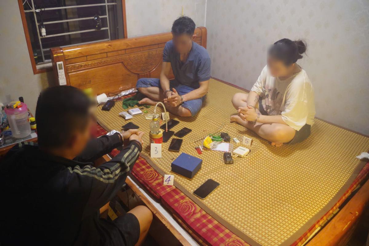 Công an kiểm tra đột xuất nơi ở của người đàn ông SN 1991, bắt chủ nhà