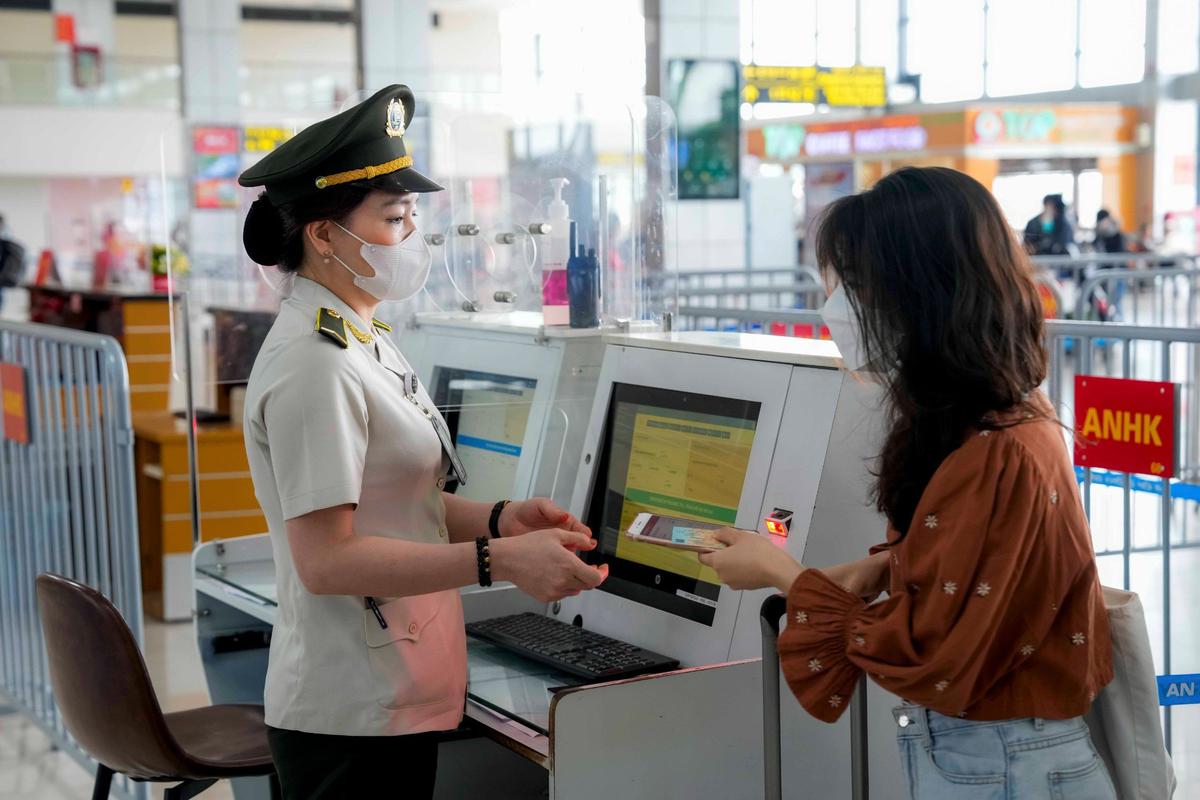 Cuối tháng 7, hỗ trợ 1 người phụ nữ mắc kẹt tại sân bay Nội Bài suốt 3 ngày sau cuộc gọi cầu cứu