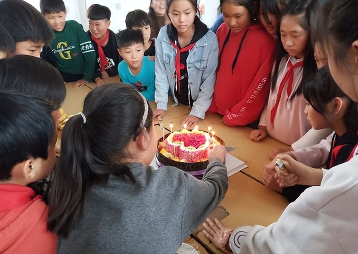 Con trai đi sinh nhật cậu bạn cùng lớp, vì 1 hành động mà ngày hôm sau người mẹ bị hội phụ huynh chặn phương thức liên lạc