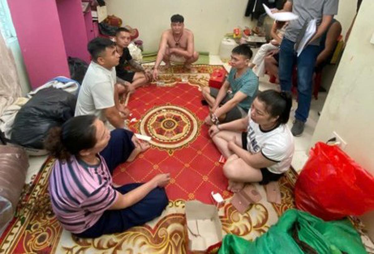 Công an thu giữ 46 triệu đồng trong một căn nhà, xác định Phùng Thị Thắm và 5 người có liên quan