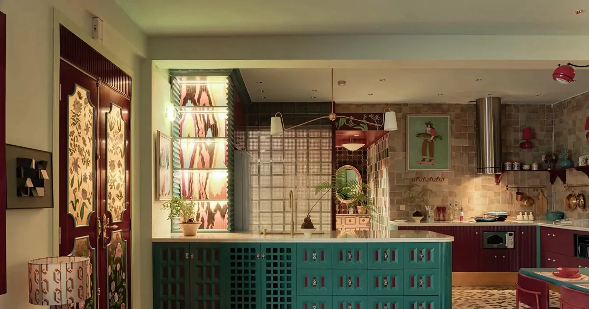 Biến căn hộ cũ 80m² thành không gian Art Deco với gam xanh - đỏ nổi bật