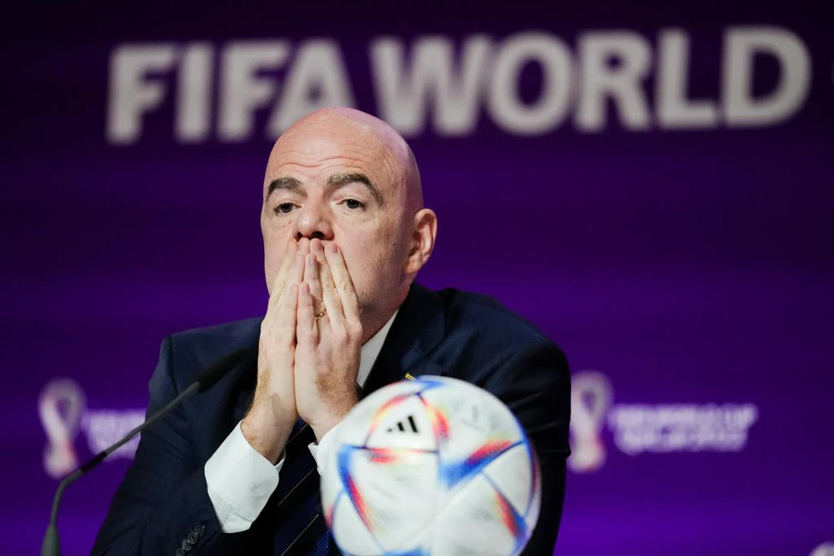 Chủ tịch FIFA rơi vào khủng hoảng sau World Cup