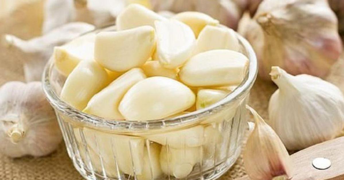 Ăn tỏi sống mỗi ngày, người đàn ông 28 tuổi bất ngờ khi đi khám