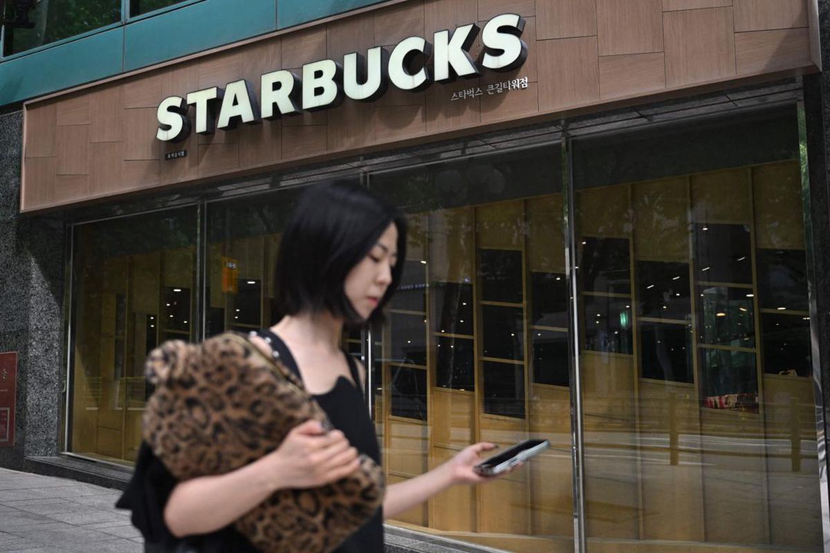 Trụ sở Starbucks Hàn Quốc bị cảnh sát ập vào khám xét