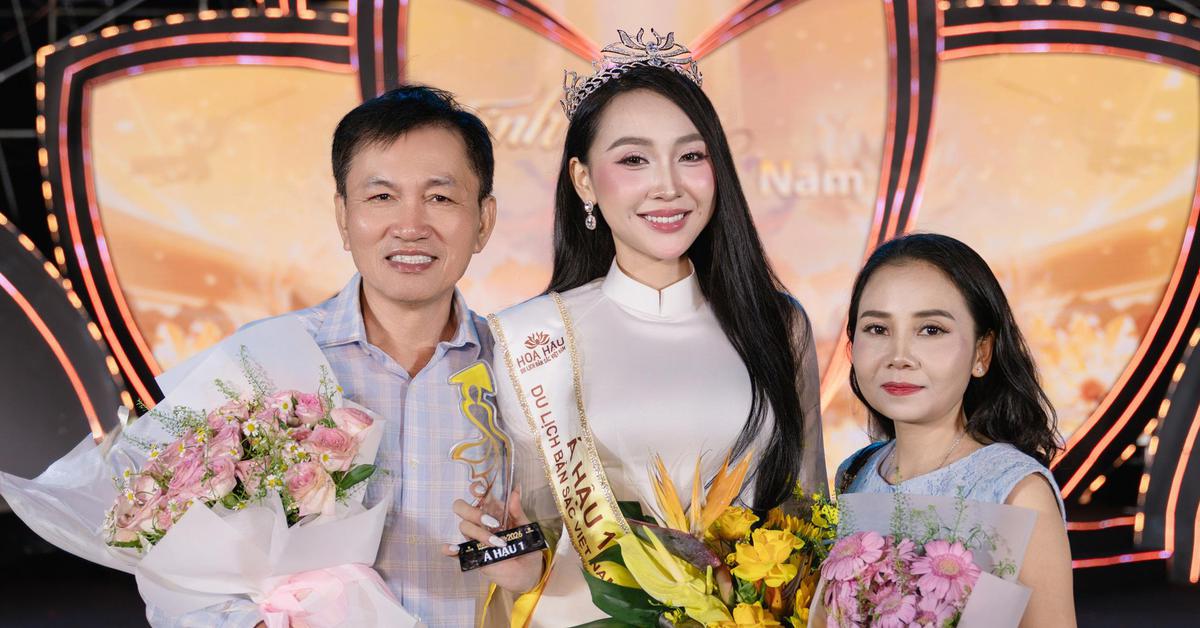 Á hậu sinh năm 2003 vừa đăng quang: Là học trò 10 năm của cặp đôi nổi tiếng, được mẹ ruột trang điểm cho khi đi thi