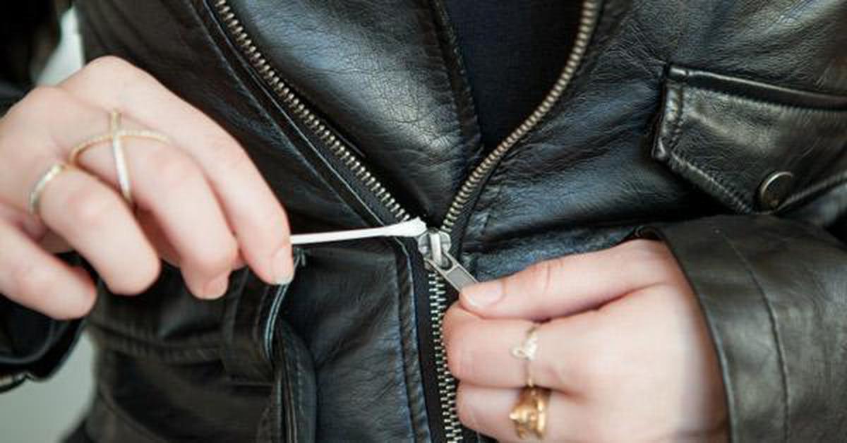 Vì sao nhiều người lại chà nến vào khóa quần, khóa áo, khóa túi? Công dụng gây bất ngờ