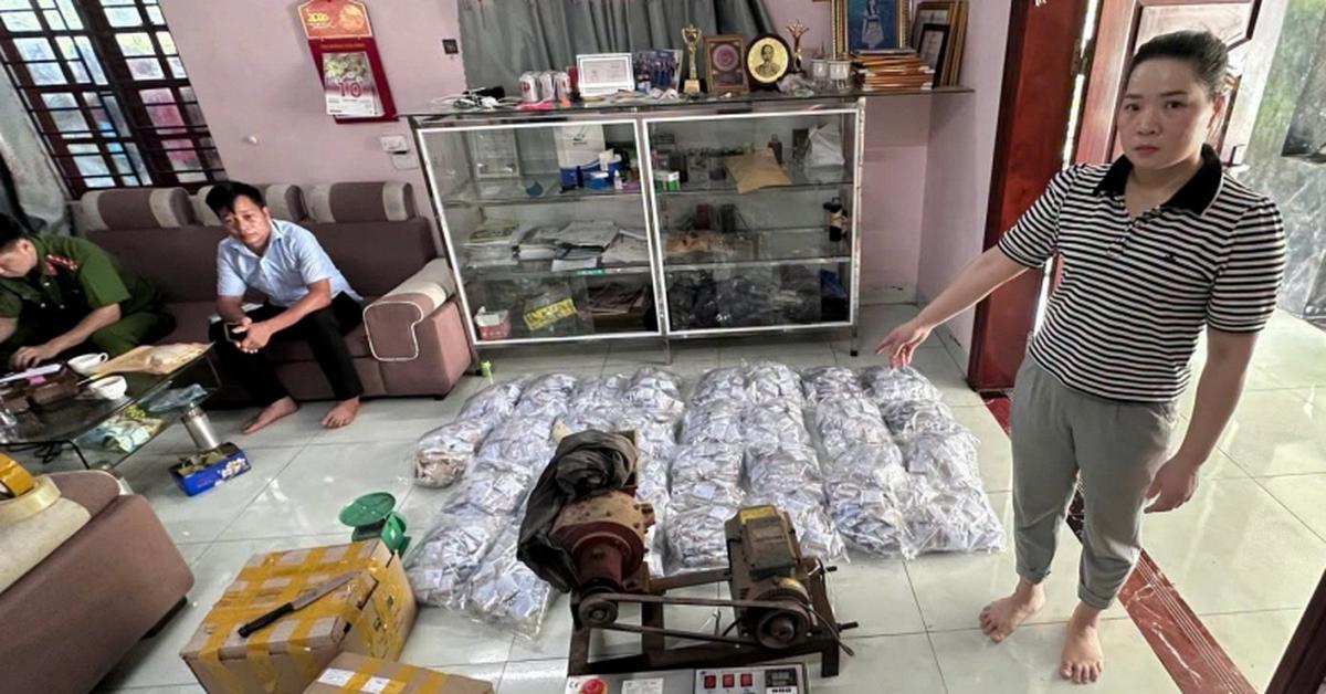 Khám xét nơi ở, nơi làm việc, khởi tố người bán thuốc đông y Bùi Thị Tiết SN 1988