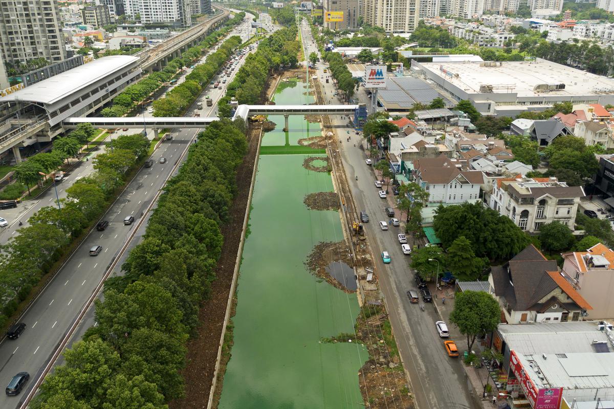Hình ảnh mới nhất của rạch Đá Đỏ cạnh Metro số 1 sau gần một năm thi công: Diện mạo khác hẳn trước đây
