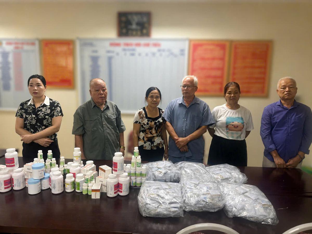 Khám xét nơi ở, nơi làm việc của Hà Quang Phước và Bùi Thị Tiết, công an phát hiện điều bất thường trong 5.772 gói thuốc mang nhãn "ĐÔNG Y GIA TRUYỀN"