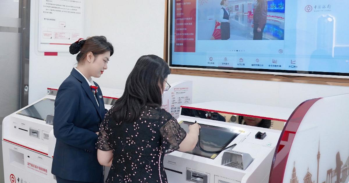 Ra ngân hàng rút 10,8 tỷ đồng tiền mặt, cặp vợ chồng bị công an chặn giao dịch