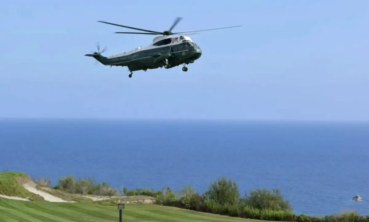 Khoảnh khắc nghẹt thở khi trực thăng chở Tổng thống Trump áp sát máy bay thương mại