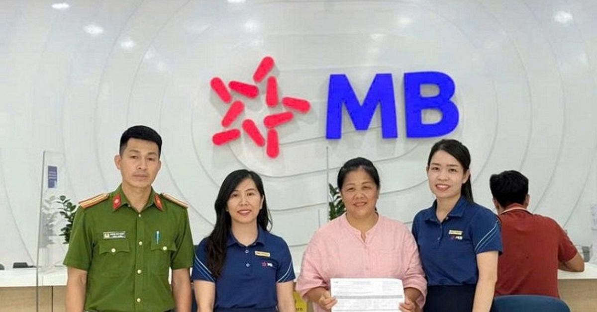 Phát hiện giao dịch chuyển khoản 200.000.000 đồng đến tài khoản của Hoàng Thanh Hương SN 1977, công an lập tức vào cuộc điều tra