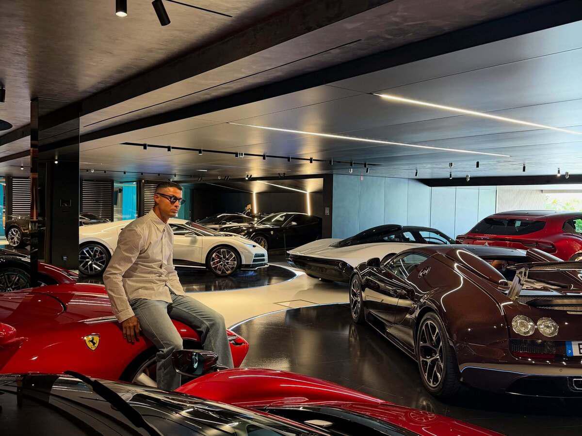 Cristiano Ronaldo khoe dàn siêu xe triệu USD trong gara cá nhân