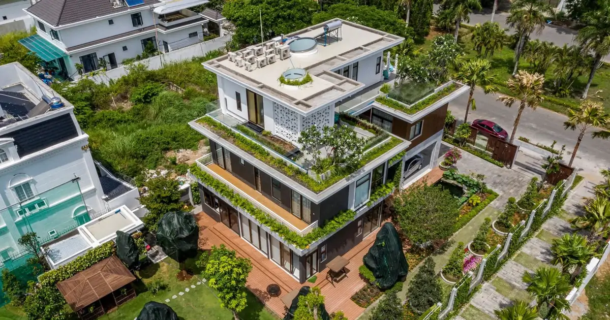 Biệt thự 1.800m² gây ấn tượng với hồ nước và loạt giải pháp tiết kiệm năng lượng