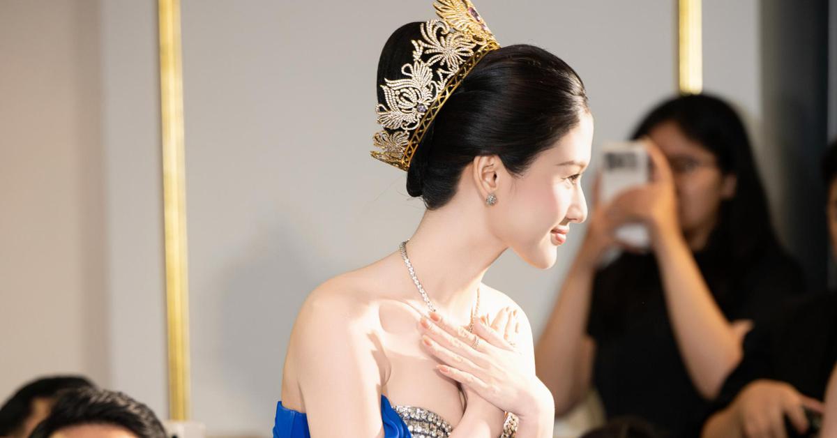 Á hậu Thuý Tiên gây chú ý khi xuất hiện