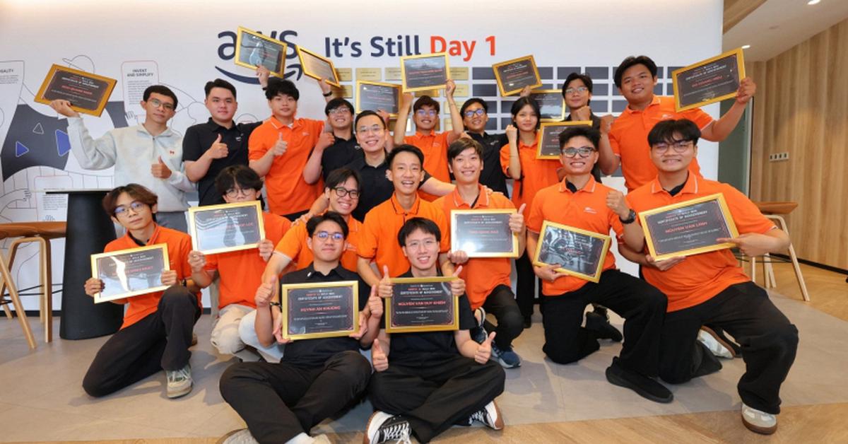 Sinh viên của 1 trường đại học ở Việt Nam giành Top 1 và loạt giải thưởng tại sân chơi trí tuệ nhân tạo lớn nhất Đông Nam Á