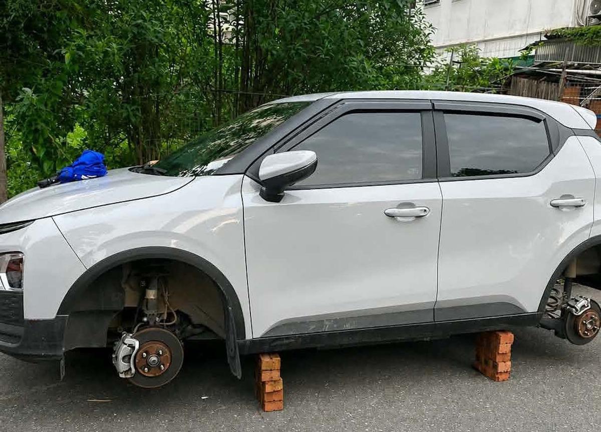 Công an Hà Nội xác minh ô tô đỗ ở khu đô thị bị trộm mất 2 bánh xe