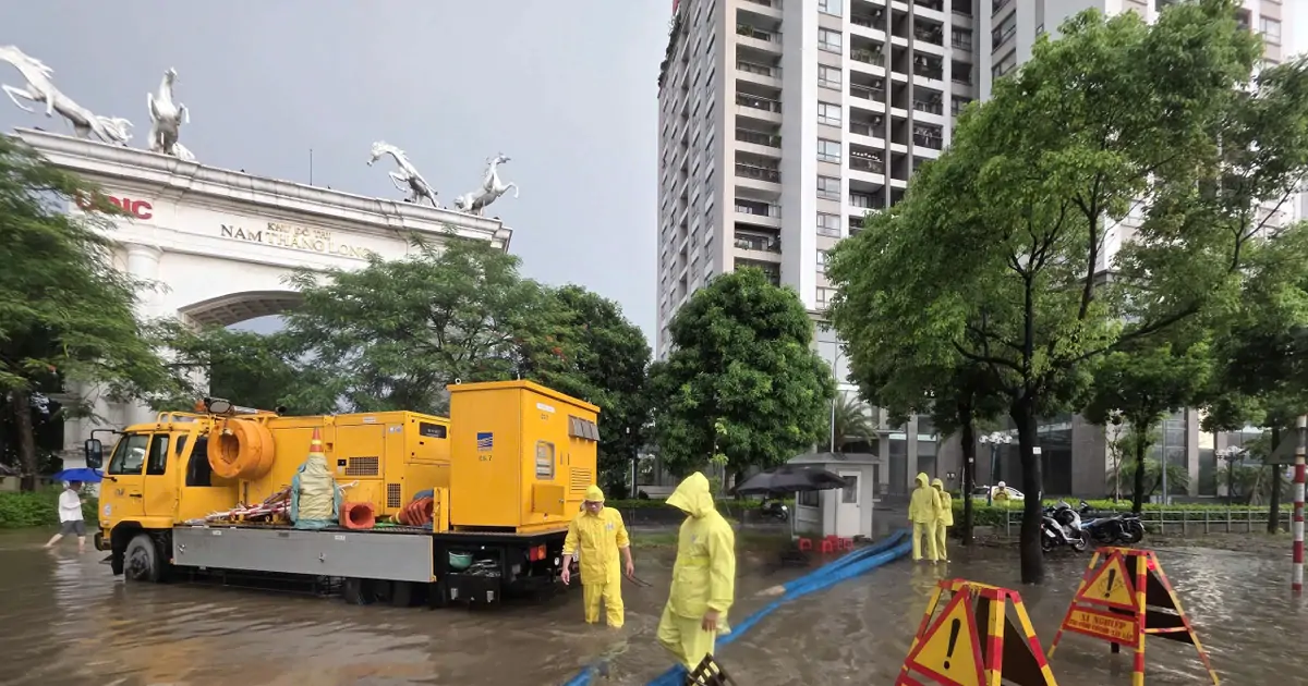 Mưa lớn vượt công suất thiết kế, Hà Nội giải bài toán chống ngập ra sao?