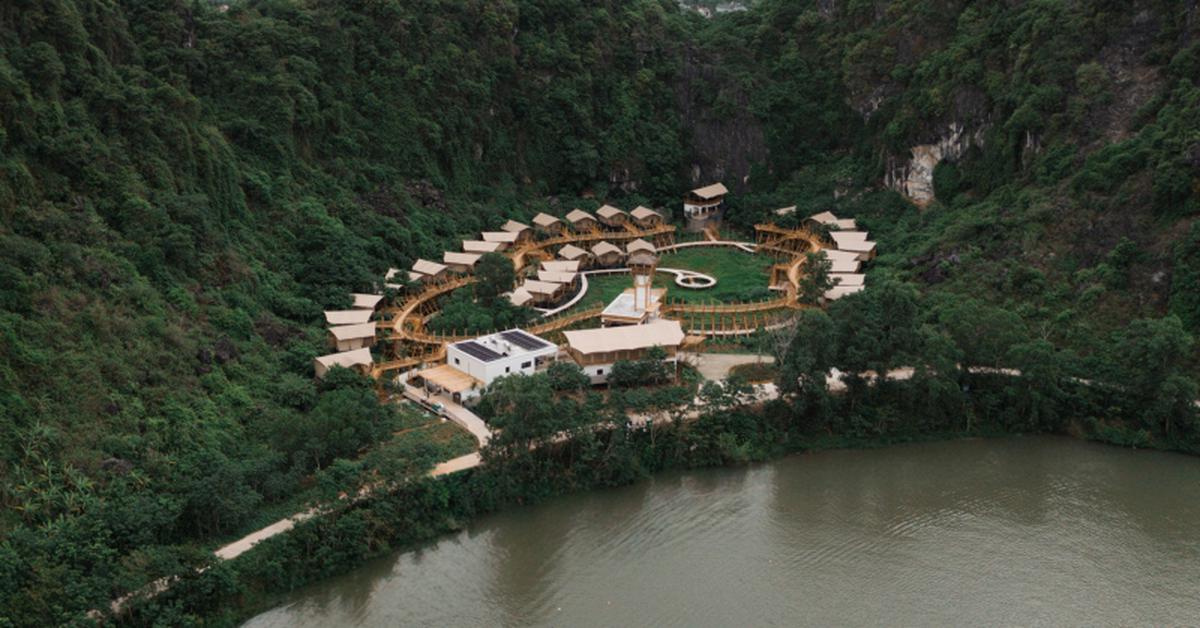 Khu nghỉ dưỡng "kỳ lạ" tựa mình vào dãy núi đá ...