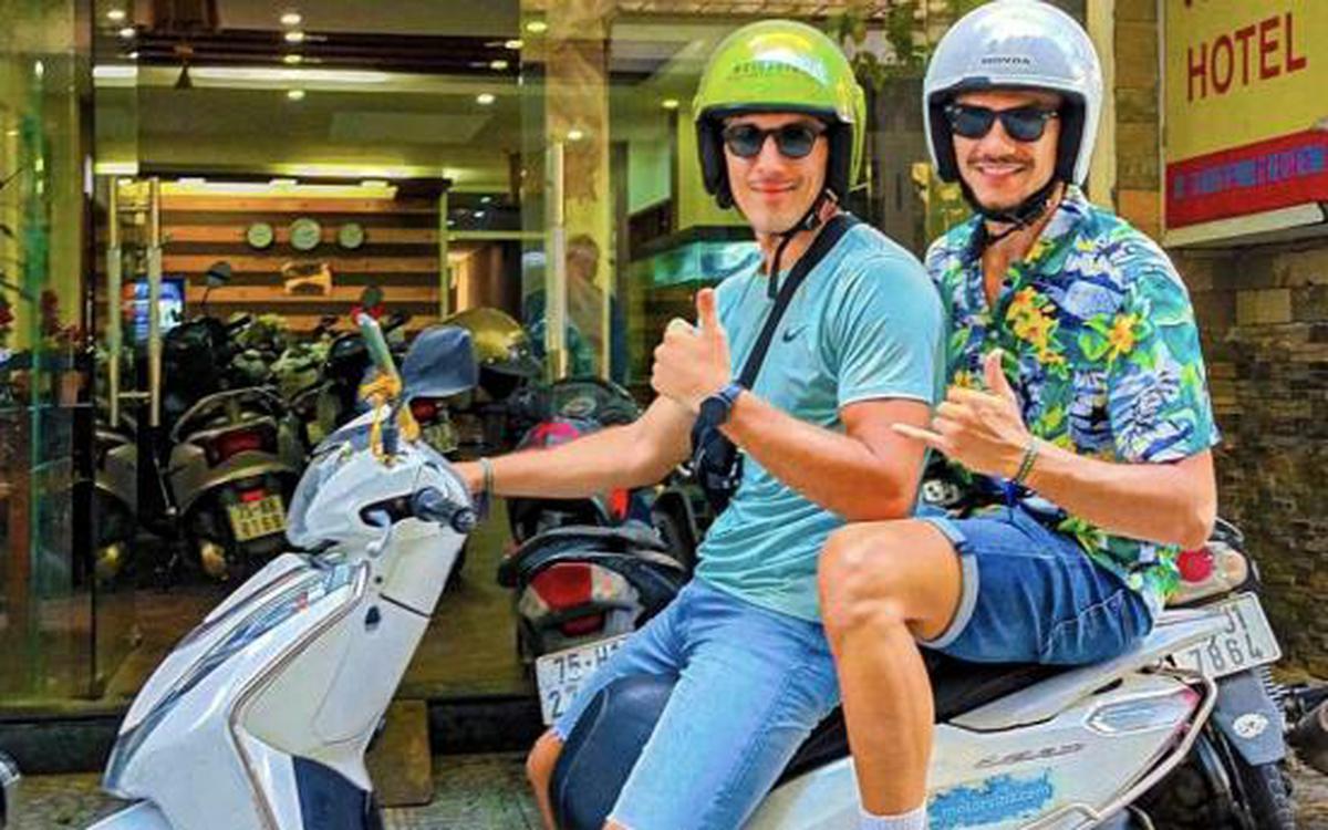 Vì sao khách Tây đến Việt Nam là phải thuê xe máy còn khách Hàn, Nhật thì không?