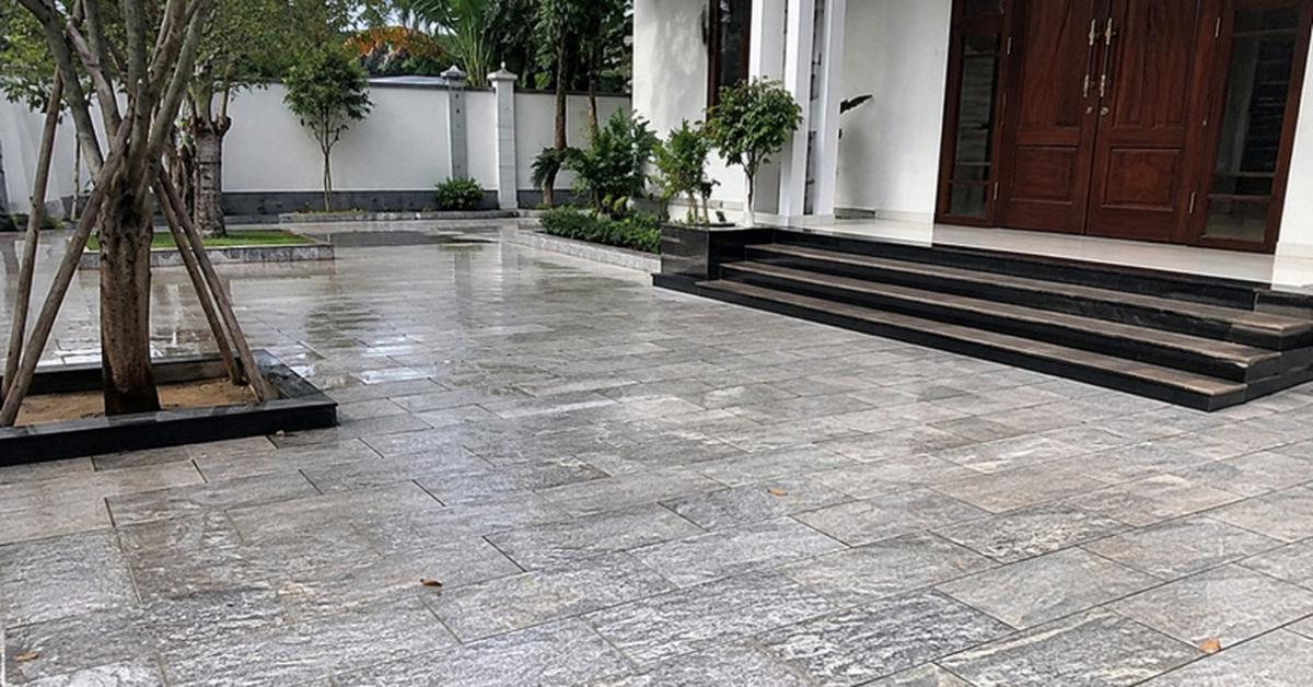 Vì sao ngày càng nhiều gia đình không còn lát kín sân bằng gạch? 2 cách làm vừa mát vừa thoát nước tốt đang dần trở thành xu hướng mới